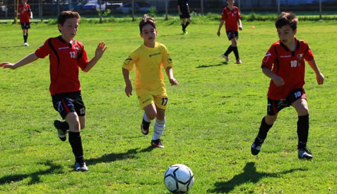 Peste 60 de echipe râvnesc la trofeul 
