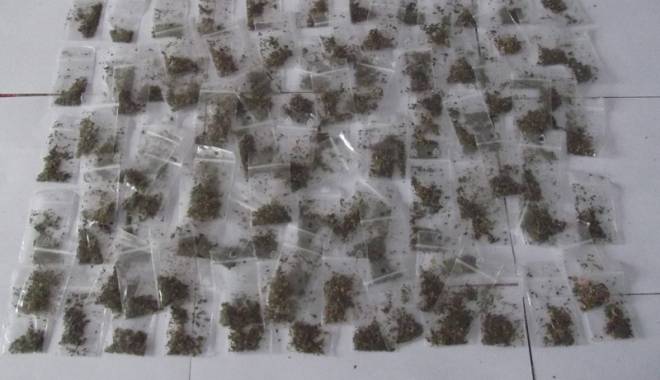 Tânăr prins cu o sută de plicuri cu droguri în buzunar - pesteosutadeplicuri-1421859416.jpg