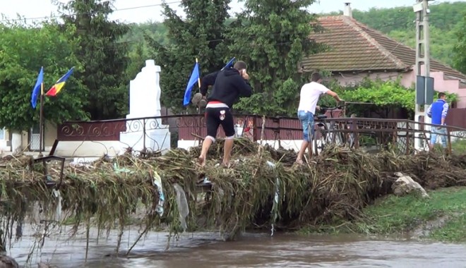 NATURA SE DEZLĂNȚUIE! Comuna PEȘTERA, din nou SUB APE! - pestera051371059872-1371216510.jpg