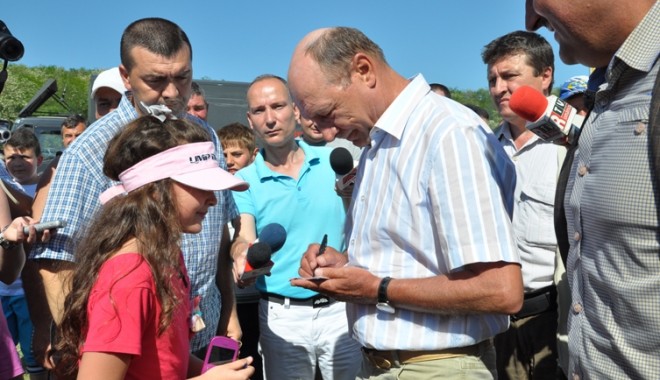 GALERIE FOTO. Președintele Traian Băsescu a participat la Ziua Comunei Peștera - pestera38-1368287902.jpg