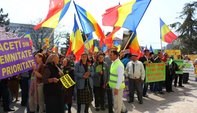 Peste 1000 de locuitori din comuna Peștera protestează în fața CJC - pesteraimg9808-1396352082.jpg