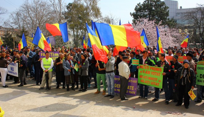 Peste 1000 de locuitori din comuna Peștera protestează în fața CJC - pesteraimg9809-1396352094.jpg