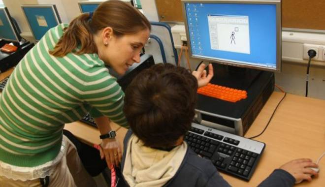 Peste 60% din gospodăriile românilor sunt dotate cu computere și Internet - pestge60lasuta-1448982245.jpg