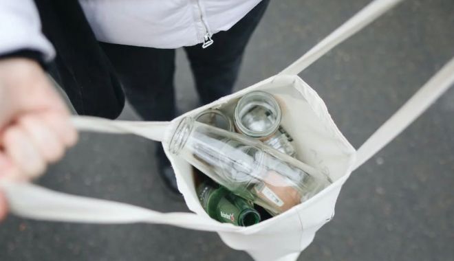 Românii vor primi bani pe sticle goale. Cât primeşti pentru fiecare ambalaj returnat - pet-1674056056.jpg