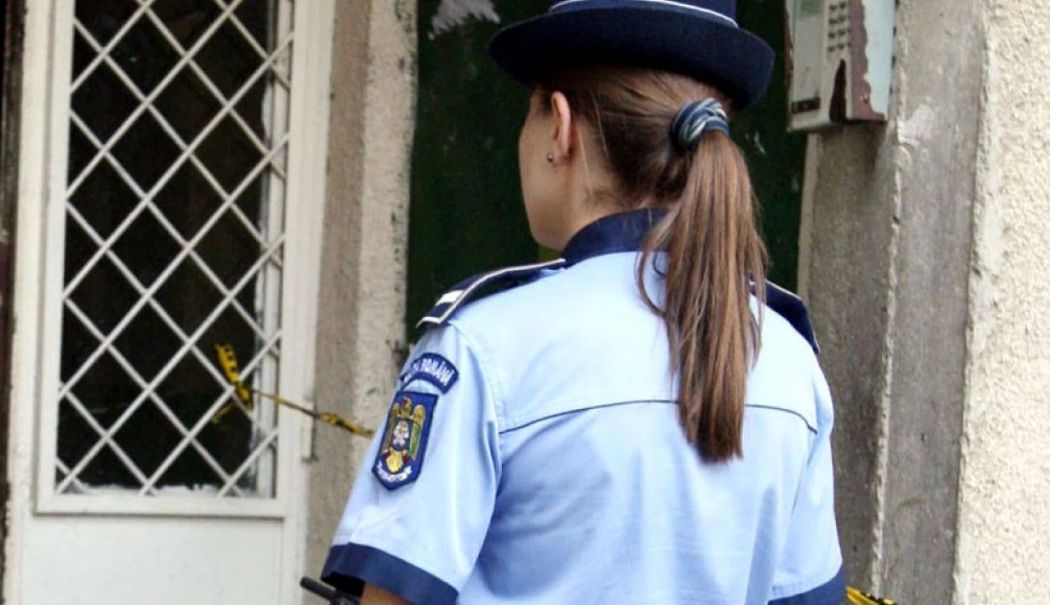 Polițistă amendată chiar de colegii ei, după ce a aruncat o petardă în curtea unui străin - petarda-1745514248.jpg