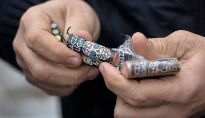 Românii nu vor mai putea să cumpere petarde. Cei care nu respectă legea ar putea face închisoare