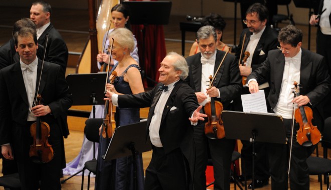 CÂȘTIGĂTORII invitațiilor la Vienna Classic Christmas - peterguthsistraussfestivalorches-1354898113.jpg