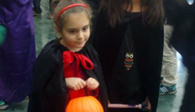 Petrecere  de Halloween  la școala comunitară  a UDTTMR - petrecereudttmr-1382889301.jpg