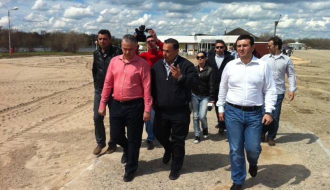 Ministrul Turismului a luat o gură de aer pe litoral - petresculitoral-1335118688.jpg