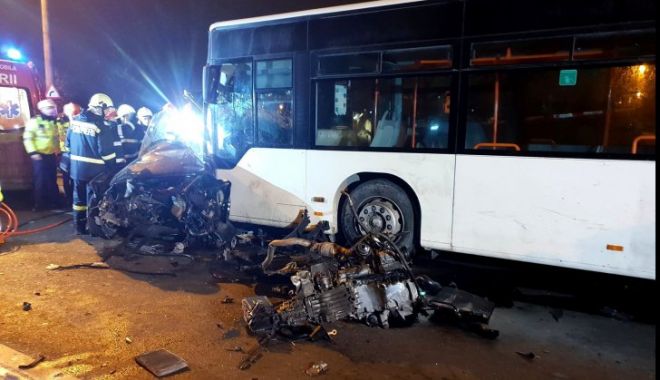 Mașină lovită de autobuz! Doi morți și un rănit - petricaniaccident2279453600-1548230382.jpg