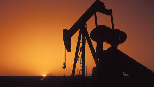 Prețul petrolului scade puternic din cauza temerilor legate de Grecia și economia Chinei - petrol-1337014138.jpg