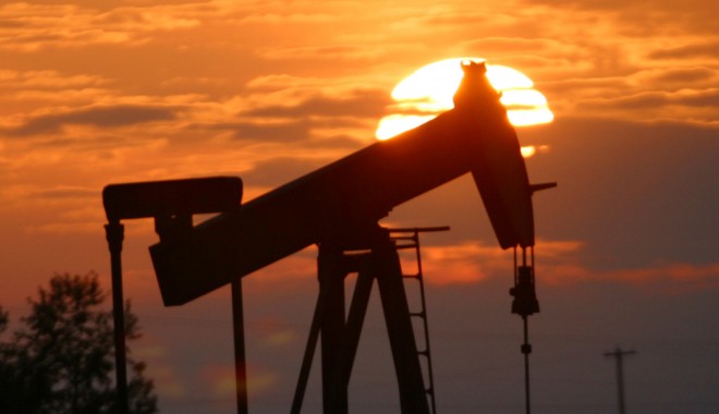 Prețul petrolului continuă să crească - petrol-1377676603.jpg