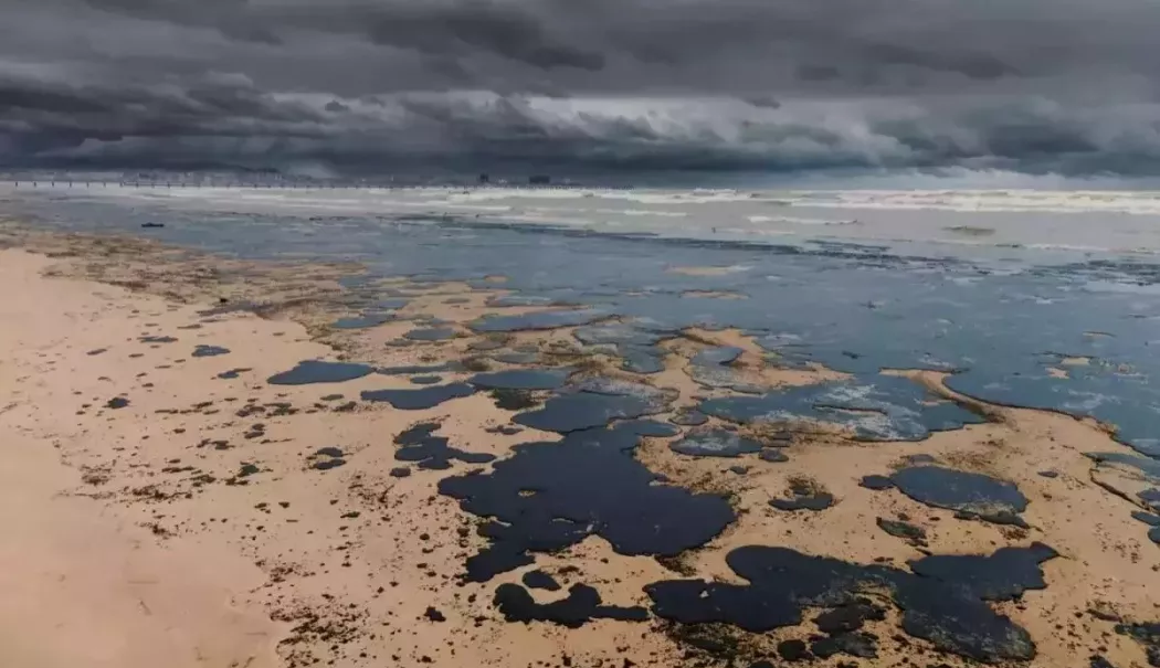 Alertă de poluare în Marea Neagră. Un terminal petrolier a fost lovit de drone - petrol-1777043082.webp