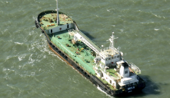 Un petrolier al Forțelor Navale ale Uniunii Europene, capturat de pirații somalezi - petrolier-1489582403.jpg
