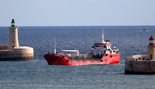 Petrolierul deturnat de migranți a ajuns în Malta - petrolier-1553780068.jpg