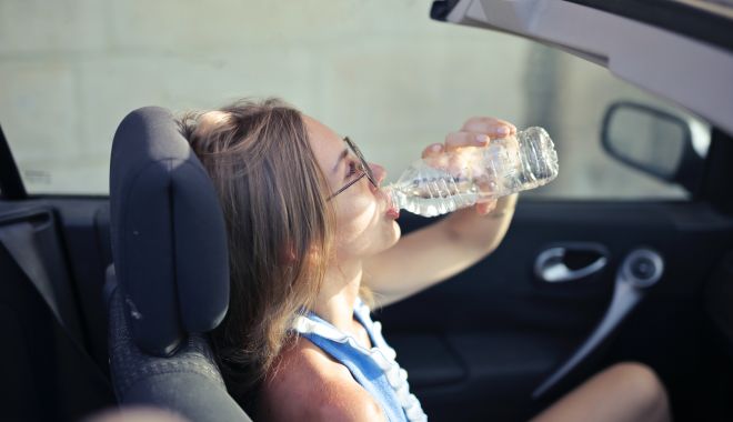 Apa poate fi periculoasă pentru organism dacă stă prea mult la soare. Care sunt riscurile - pexelsandreapiacquadio3755828-1690105593.jpg