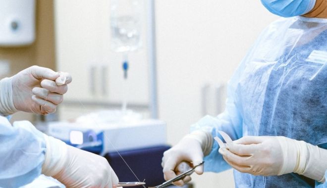 Poliţia, în alertă! Mai mulţi medici ar fi intocmit parţial certificate de deces, contra unor sume de bani - pexelscommedicichirurgieoperatie-1668861196.jpg