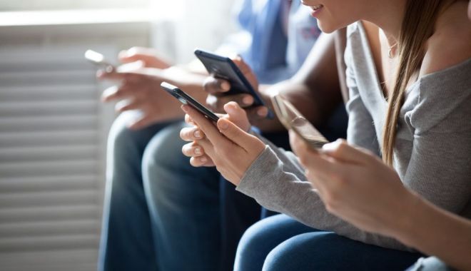 Medic psihiatru, despre dependenţa de telefon: "Se modifică circuite de la nivelul creierului..."
