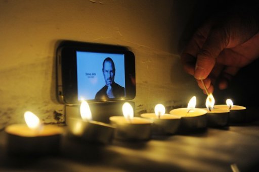 Statuie ridicată în memoria lui Steve Jobs - photo131860578014510-1318668809.jpg
