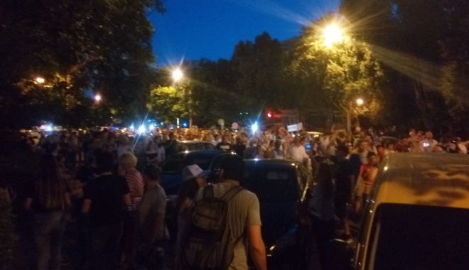 GALERIE FOTO / Miting diaspora. Proteste și la Constanța în fața sediului PSD - photo20180811205312-1534011091.jpg