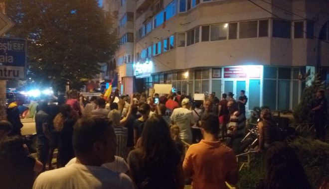 GALERIE FOTO / Miting diaspora. Proteste și la Constanța în fața sediului PSD - photo20180811205414-1534010836.jpg
