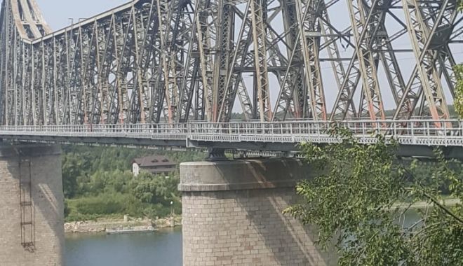 GALERIE FOTO-VIDEO / Un bărbat amenință că se aruncă de pe podul Anghel Saligny de la Cernavodă - photo20180901130345-1535796501.jpg