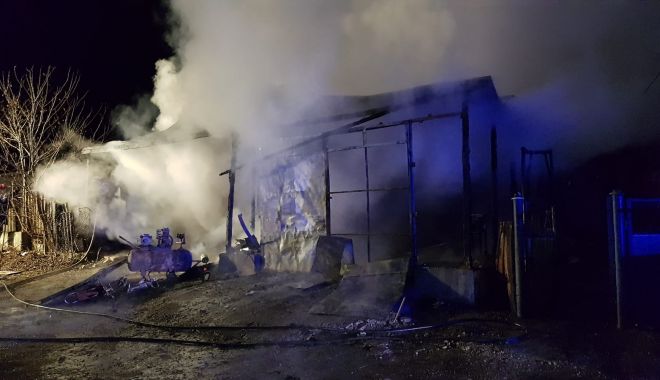 GALERIE FOTO / Incendiu în localitatea Siminoc. Intervin mai multe autospeciale - photo201901311932522-1548958060.jpg