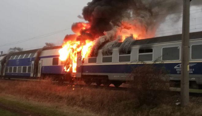 GALERIE FOTO / Tren oprit în gară, CUPRINS DE FLĂCĂRI. Zeci de călători s-au autoevacuat - photo20191126181856-1574785607.jpg