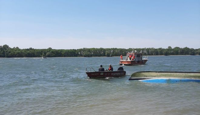 GALERIE FOTO / Accident naval pe Dunăre. O persoană este dispărută - photo20200511140932-1589196813.jpg