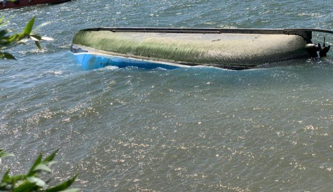 GALERIE FOTO / Accident naval pe Dunăre. O persoană este dispărută - photo20200511140933-1589196874.jpg