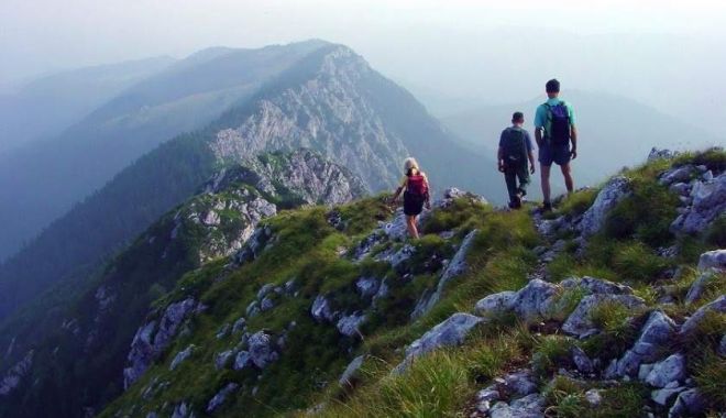 O femeie a murit după ce a căzut într-o prăpastie din Munții Piatra Craiului - piatra-1537022492.jpg