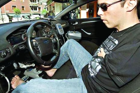 Și-a luat permis de conducere, deși n-are mâini - picioare-1311232073.jpg