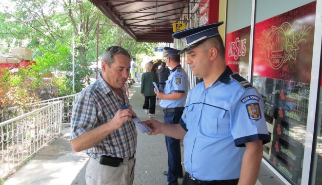 Polițiștii le vorbesc turiștilor despre referendumul de pe 29 iulie - picture031-1342951722.jpg