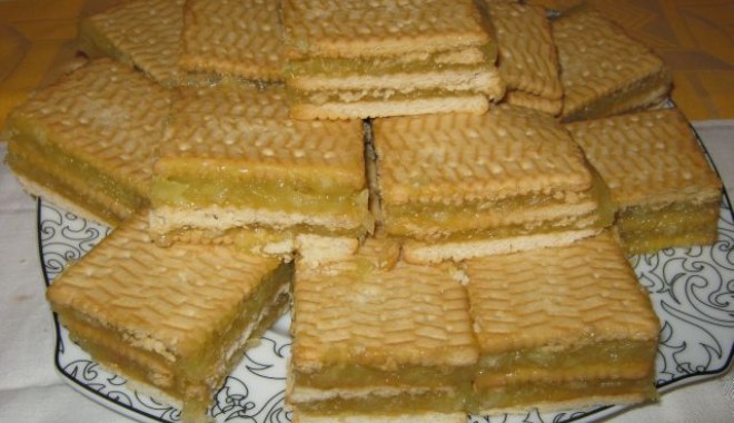 Prăjitură ieftină cu mere - picture049-1347478863.jpg
