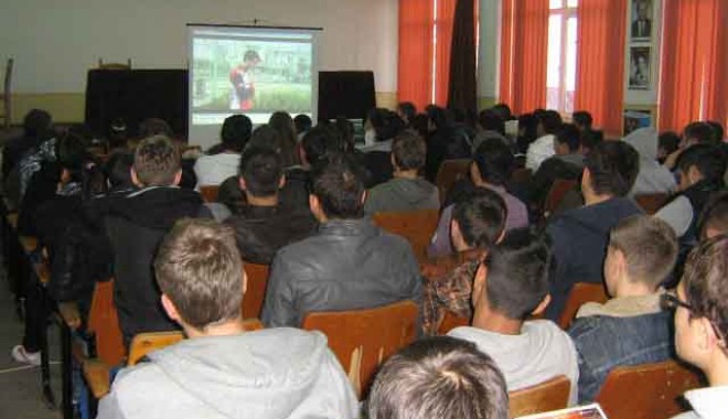 Polițiștii rutieri au grijă de elevii din Constanța - picture324-1362677538.jpg