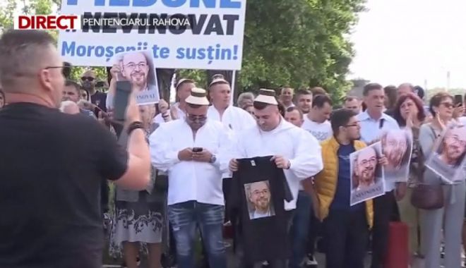 Sute de persoane îl susţin pe Cristian Popescu Piedone, în faţa Penitenciarului Rahova
