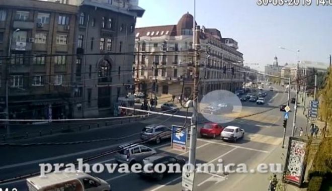 VIDEO ȘOCANT. Pietoni, la un pas de a fi spulberați pe trotuar, de o mașină scăpată de sub control - pietonilaunpasdeafispulberatipet-1554020346.jpg
