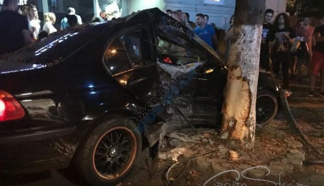 GRAV ACCIDENT RUTIER! PIETONI SPULBERAȚI DE UN BOLID SCĂPAT DE SUB CONTROL DE ȘOFERIȚA DE LA VOLAN - pietoniranitiintrunaccidentinbuz-1500697689.jpg