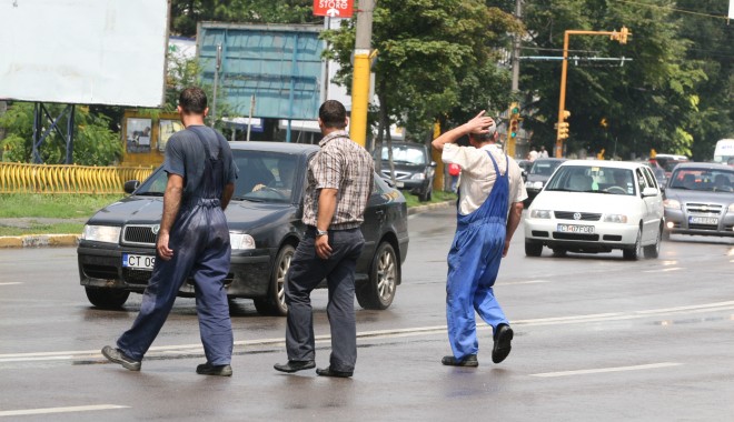 Atenție, pietoni! Polițiștii rutieri dau amenzi - pietonitrecereneregulamentaramas-1381911348.jpg
