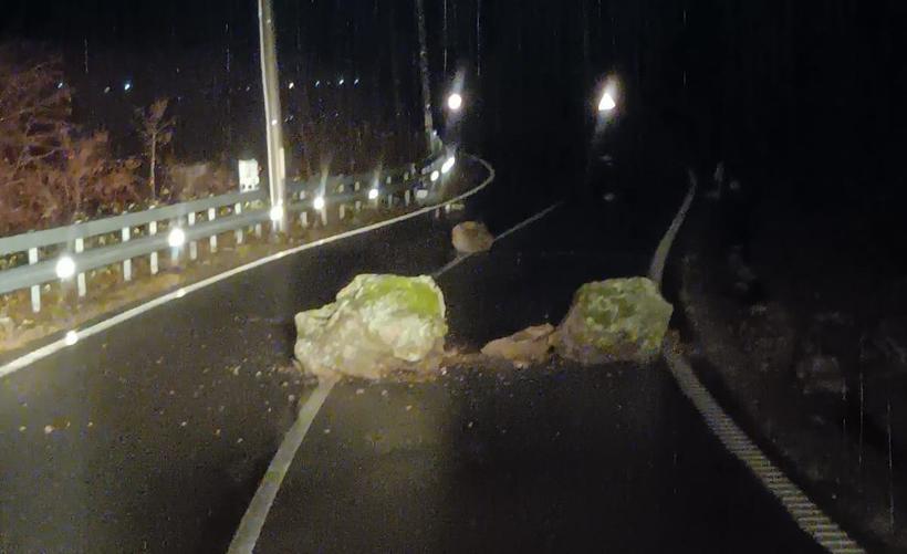 Atenție, șoferi! Risc major de căderi de pietre şi blocuri de stâncă pe mai multe sectoare de drum montan - pietre-1769508496.webp