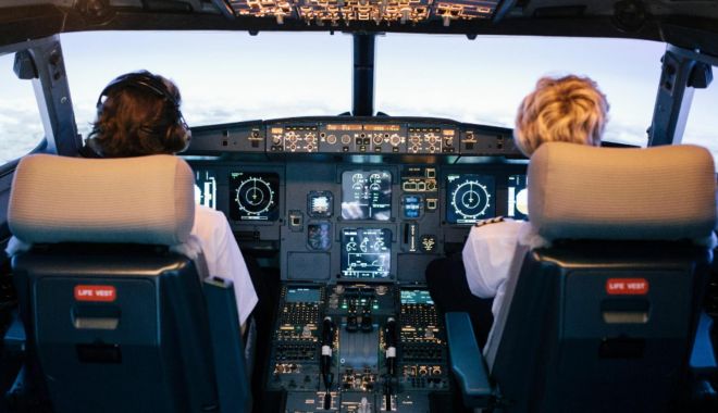Un pilot român a țepuit o companie americană cu 700.000 de dolari. Toată familia, ARESTATĂ