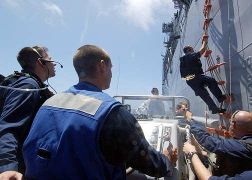 Piloții maritimi au nevoie de scări sigure pentru accesul la bordul navelor - pilot4-1343564827.jpg