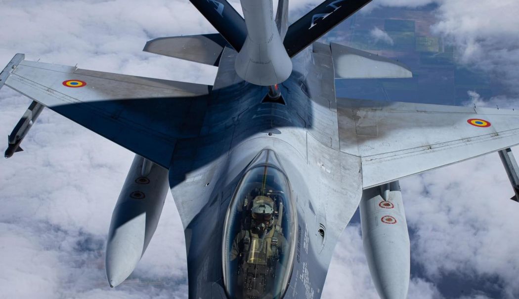 Piloţii români de F-16 au exersat realimentarea aeronavelor în aer, în cadrul unui parteneriat cu SUA