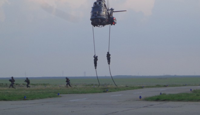 Cum se antrenează și cât de grele sunt misiunile cu elicopterul - Secretele piloților militari / Galerie FOTO - pilotmilitar4-1391450424.jpg