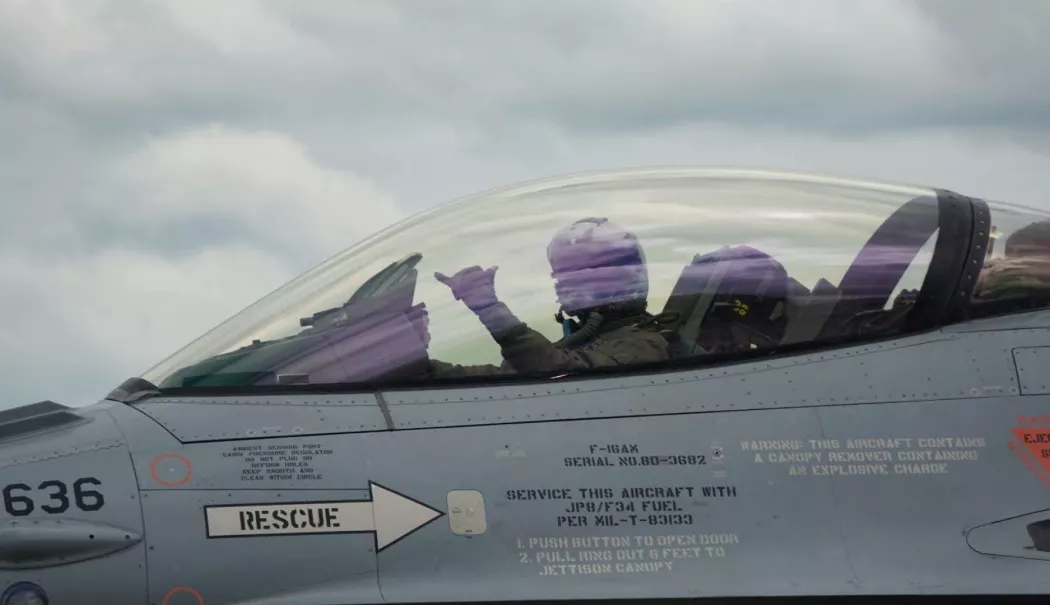 Cine este pilotul de F-16: Are mai puțin de 28 de ani și gradul de căpitan - pilotroman-1784991272.webp
