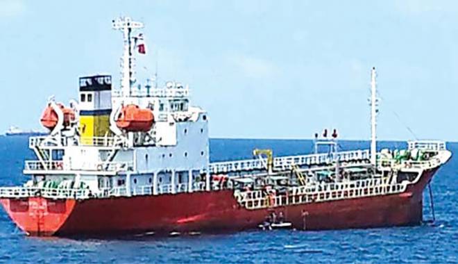 Pirații au atacat un tanc petrolier și l-au jefuit - piratiiauatacat-1431867873.jpg