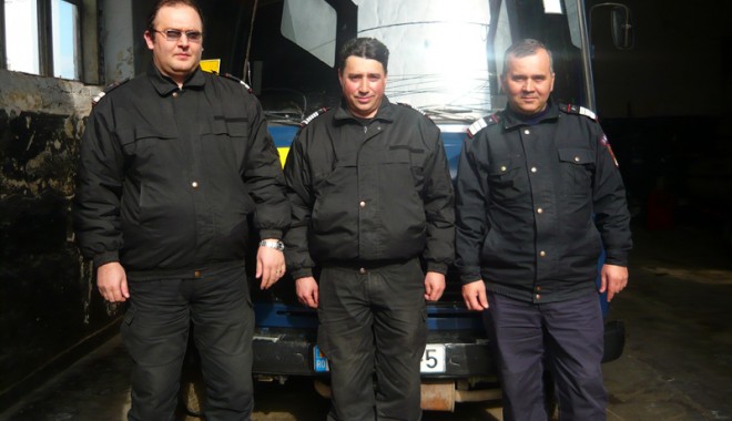 Oamenii care ne scapă de bombe - pirotehnistipompieriisu-1330269334.jpg