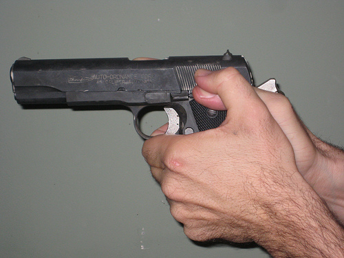 Împușcături în satul de vacanță din Mamaia. Cinci persoane sunt anchetate de polițiști - pistol-1313744027.jpg