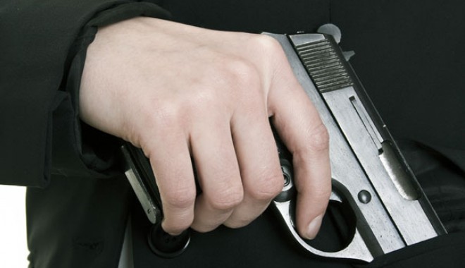 Preot și membru al Partidului Poporului se antrena cu pistolul pe câmp - pistol-1328086075.jpg