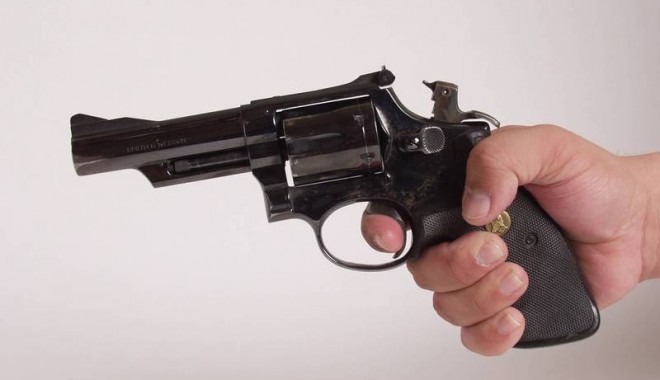 O fetiță a fost împușcată pe stradă în București - pistol-1346435793.jpg